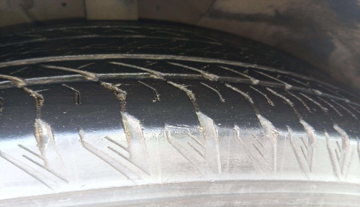 2022 Mahindra XUV700 AX 7 LUXURY P AT 7 STR, Petrol, Automatic, 32,829 km, Right Rear Tyre Tread