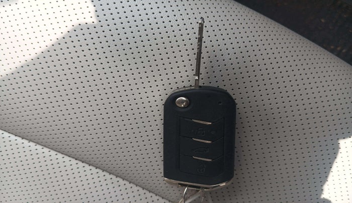 2022 Mahindra XUV700 AX 7 LUXURY P AT 7 STR, Petrol, Automatic, 32,829 km, Key Close Up