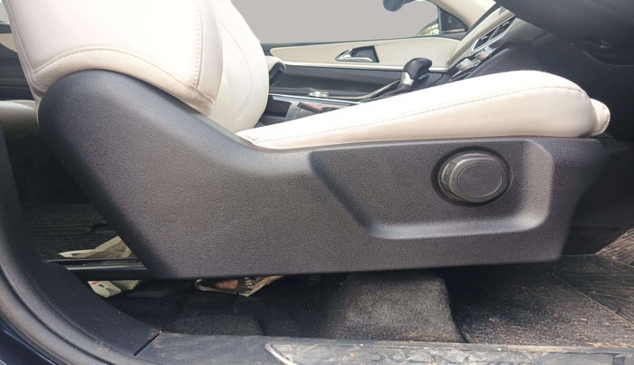 2022 Mahindra XUV700 AX 7 LUXURY P AT 7 STR, Petrol, Automatic, 32,829 km, Driver Side Adjustment Panel