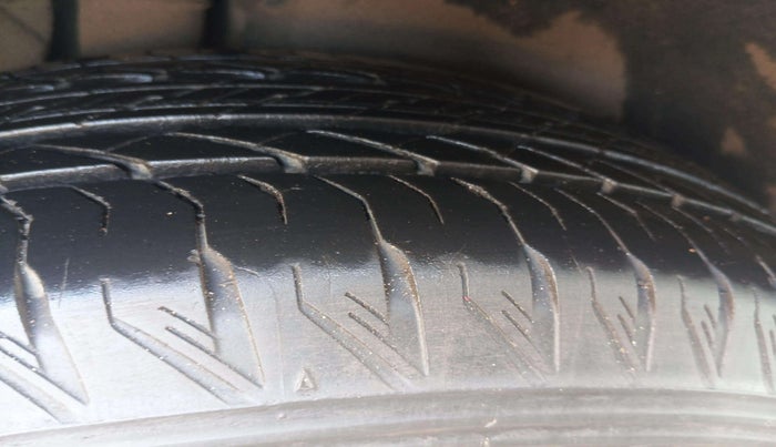 2022 Mahindra XUV700 AX 7 LUXURY P AT 7 STR, Petrol, Automatic, 32,829 km, Left Front Tyre Tread