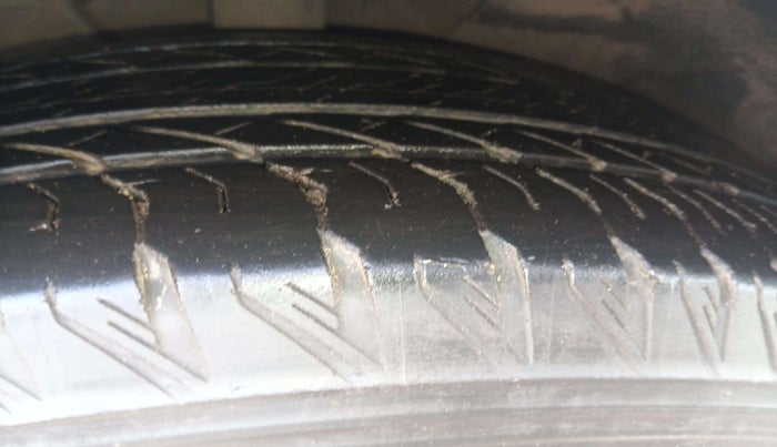 2022 Mahindra XUV700 AX 7 LUXURY P AT 7 STR, Petrol, Automatic, 32,829 km, Right Front Tyre Tread