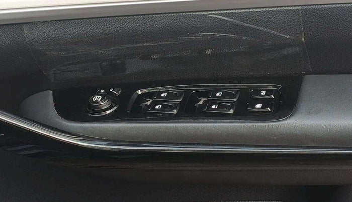 2022 Mahindra XUV700 AX 7 LUXURY P AT 7 STR, Petrol, Automatic, 32,829 km, Driver Side Door Panels Control