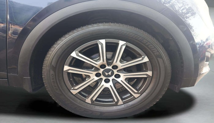 2022 Mahindra XUV700 AX 7 LUXURY P AT 7 STR, Petrol, Automatic, 32,829 km, Right Front Wheel