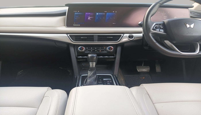 2022 Mahindra XUV700 AX 7 LUXURY P AT 7 STR, Petrol, Automatic, 32,829 km, Air Conditioner
