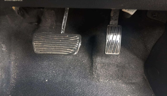 2022 Mahindra XUV700 AX 7 LUXURY P AT 7 STR, Petrol, Automatic, 32,829 km, Pedals