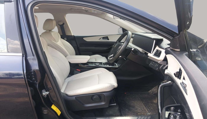 2022 Mahindra XUV700 AX 7 LUXURY P AT 7 STR, Petrol, Automatic, 32,829 km, Right Side Front Door Cabin