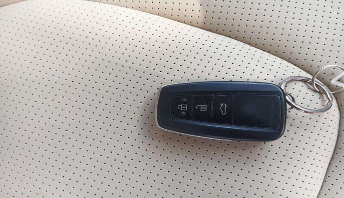 2020 Toyota Camry HYBRID, Hybrid, Automatic, 50,994 km, Key Close Up