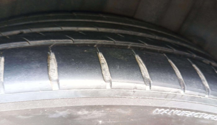 2020 Toyota Camry HYBRID, Hybrid, Automatic, 50,994 km, Left Front Tyre Tread