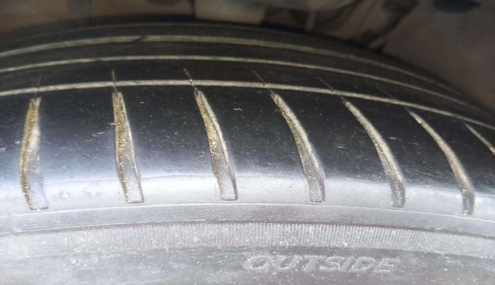 2020 Toyota Camry HYBRID, Hybrid, Automatic, 50,994 km, Right Front Tyre Tread