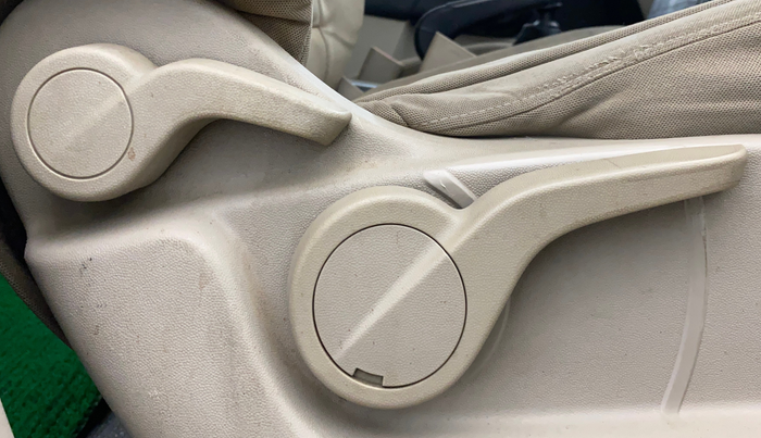 2017 Mahindra XUV500 W6, Diesel, Manual, 99,718 km, Driver Side Adjustment Panel