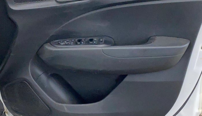 2021 Hyundai VENUE S+ 1.2, Petrol, Manual, 67,701 km, Driver Side Door Panels Control