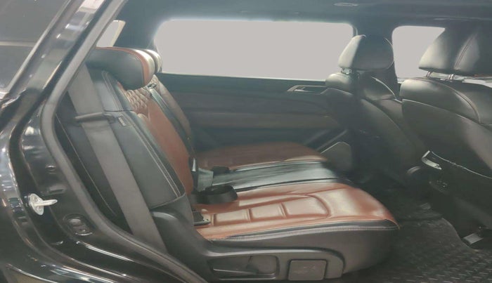 2020 Mahindra ALTURAS G4 4WD AT, Diesel, Automatic, 93,981 km, Right Side Rear Door Cabin