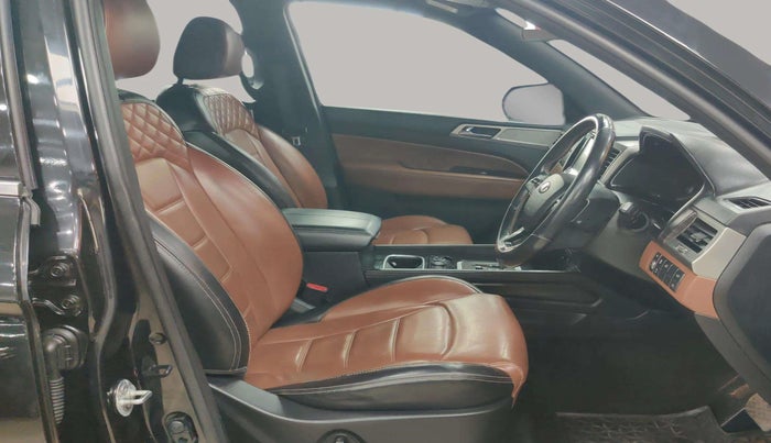 2020 Mahindra ALTURAS G4 4WD AT, Diesel, Automatic, 93,981 km, Right Side Front Door Cabin