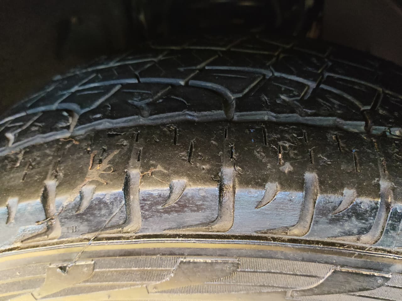 2020 Mahindra ALTURAS G4 4WD AT, Diesel, Automatic, 93,981 km, Left Rear Tyre Tread