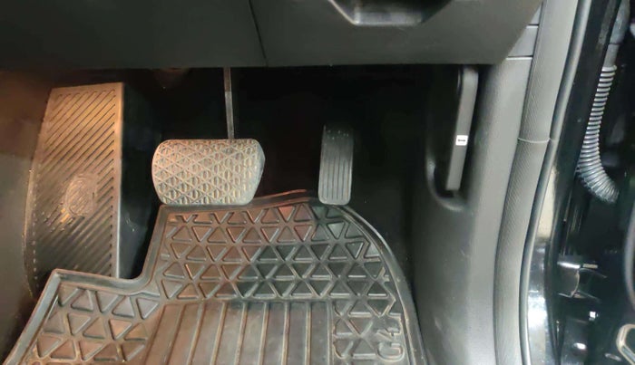 2020 Mahindra ALTURAS G4 4WD AT, Diesel, Automatic, 93,981 km, Pedals