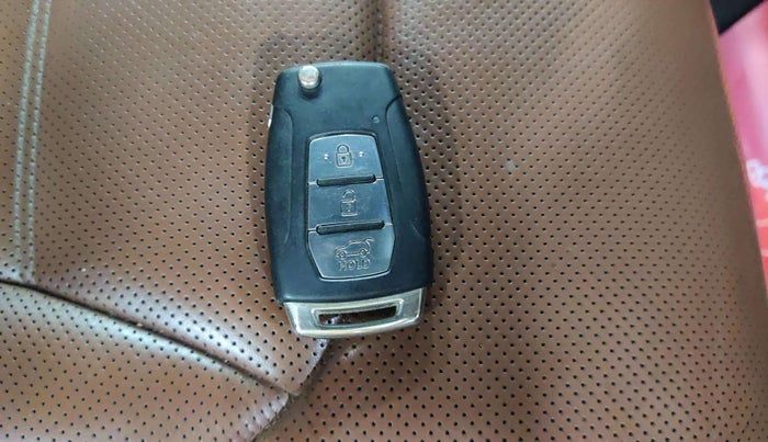 2020 Mahindra ALTURAS G4 4WD AT, Diesel, Automatic, 93,981 km, Key Close Up