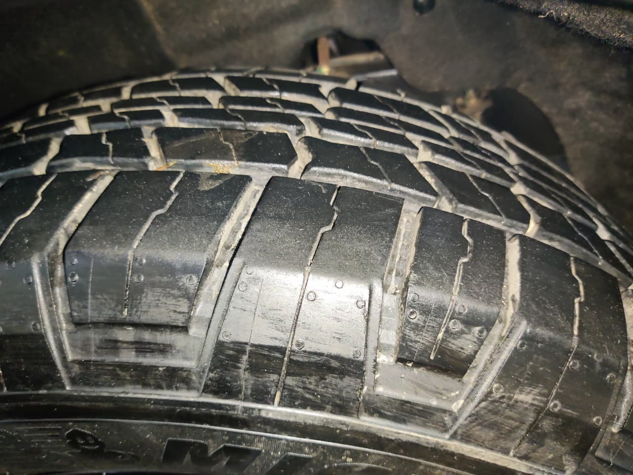 2020 Mahindra ALTURAS G4 4WD AT, Diesel, Automatic, 93,981 km, Left Front Tyre Tread