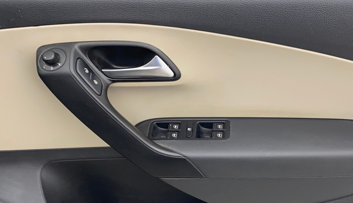 2013 Volkswagen Polo COMFORTLINE 1.2L, Diesel, Manual, 1,22,329 km, Driver Side Door Panels Control