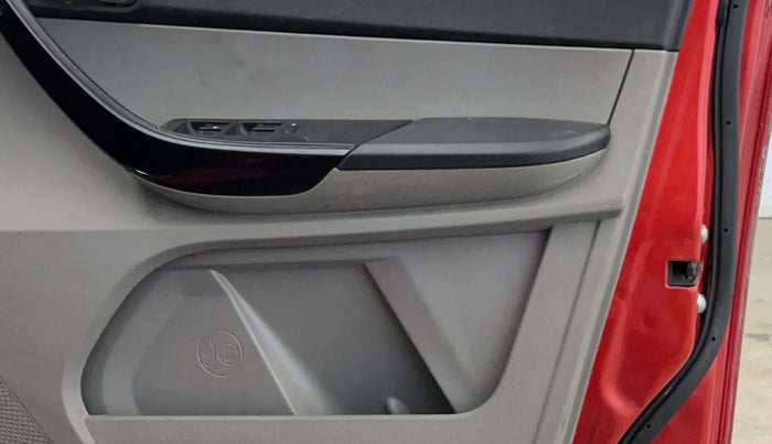 2017 Tata Tiago XZA PETROL, Petrol, Automatic, 38,071 km, Driver Side Door Panels Control