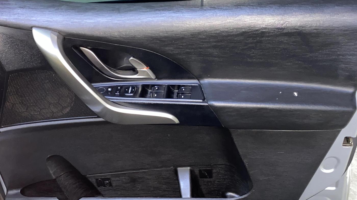 2020 Mahindra XUV500 W7, Diesel, Manual, 43,630 km, Driver Side Door Panels Control
