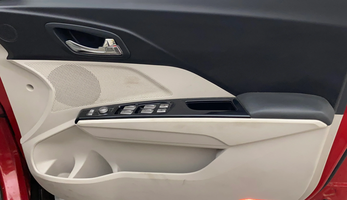 2021 Mahindra XUV300 W8 (O) 1.5 DIESEL AMT, Diesel, Automatic, 75,875 km, Driver Side Door Panels Control