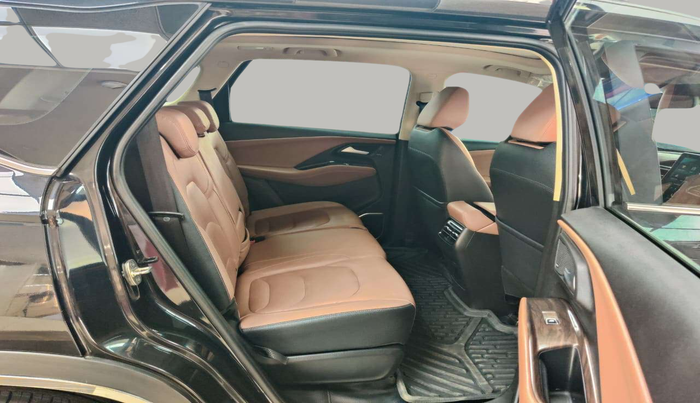 2023 MG HECTOR PLUS SAVVY PRO 1.5 TURBO CVT 7 STR, Petrol, Automatic, 61,434 km, Right Side Rear Door Cabin