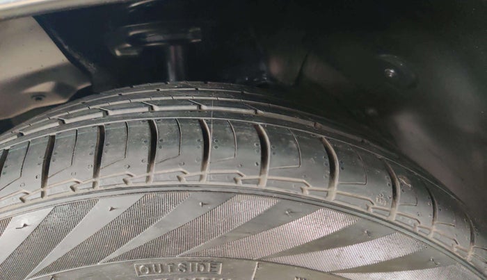 2023 MG HECTOR PLUS SAVVY PRO 1.5 TURBO CVT 7 STR, Petrol, Automatic, 61,434 km, Right Front Tyre Tread