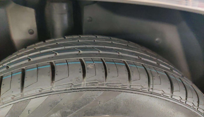 2023 MG HECTOR PLUS SAVVY PRO 1.5 TURBO CVT 7 STR, Petrol, Automatic, 61,434 km, Left Front Tyre Tread