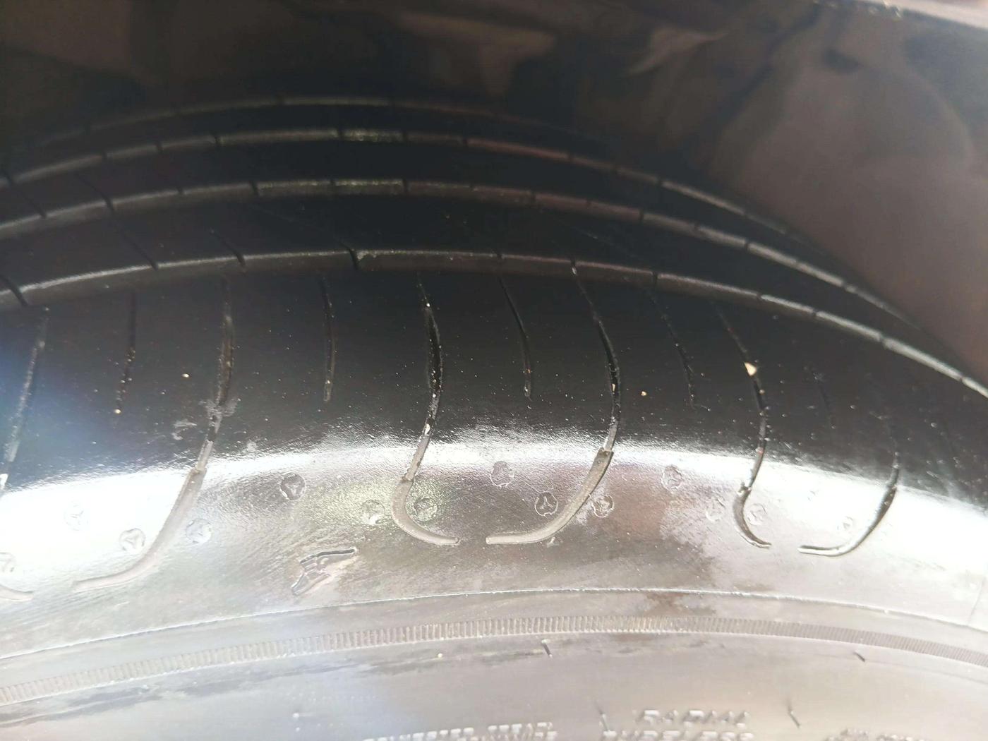 2020 Toyota Camry HYBRID, Hybrid, Automatic, 67,525 km, Left Front Tyre Tread