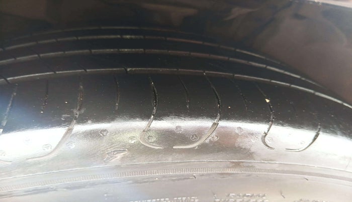 2020 Toyota Camry HYBRID, Hybrid, Automatic, 67,525 km, Left Front Tyre Tread