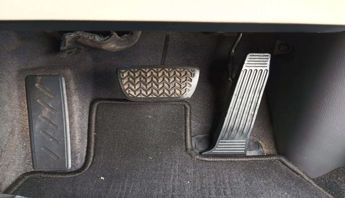 2020 Toyota Camry HYBRID, Hybrid, Automatic, 67,525 km, Pedals