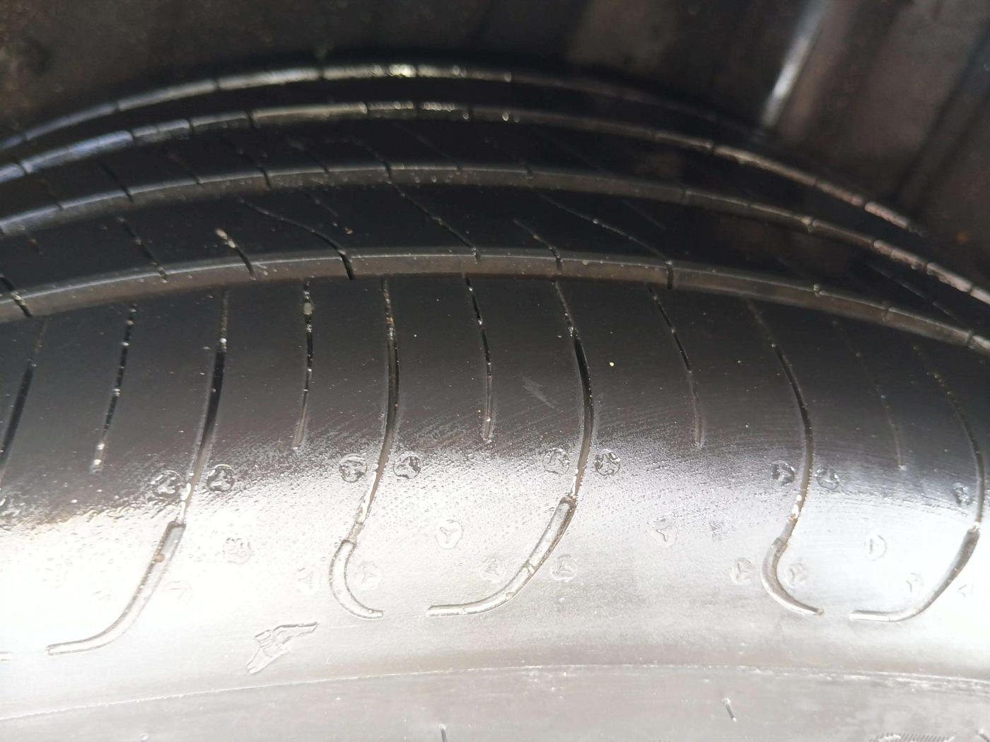2020 Toyota Camry HYBRID, Hybrid, Automatic, 67,525 km, Right Front Tyre Tread