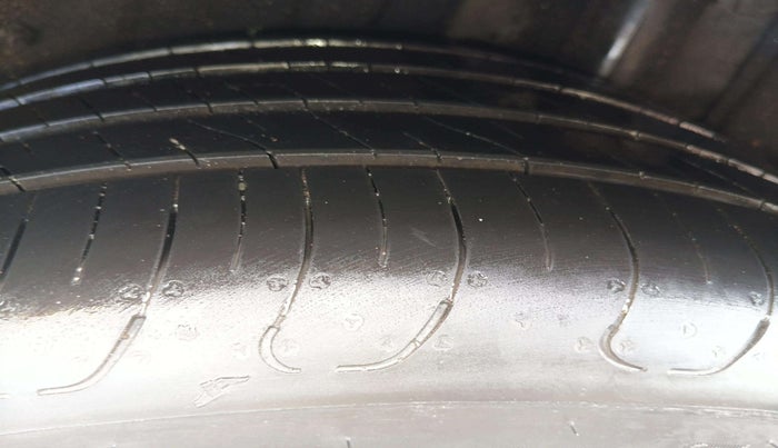 2020 Toyota Camry HYBRID, Hybrid, Automatic, 67,525 km, Right Front Tyre Tread