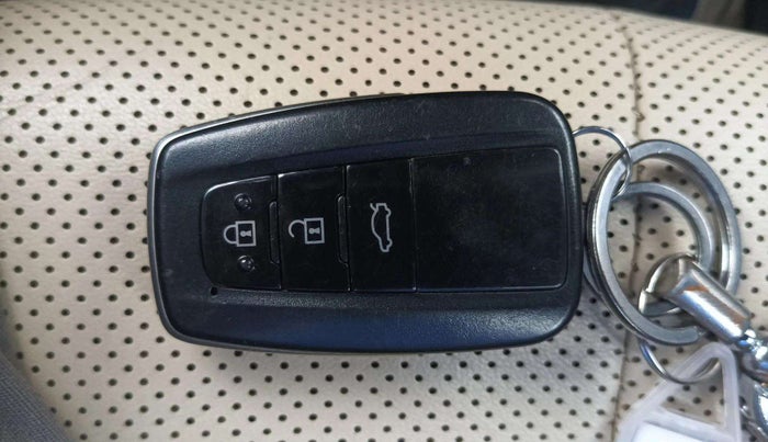 2020 Toyota Camry HYBRID, Hybrid, Automatic, 67,525 km, Key Close Up