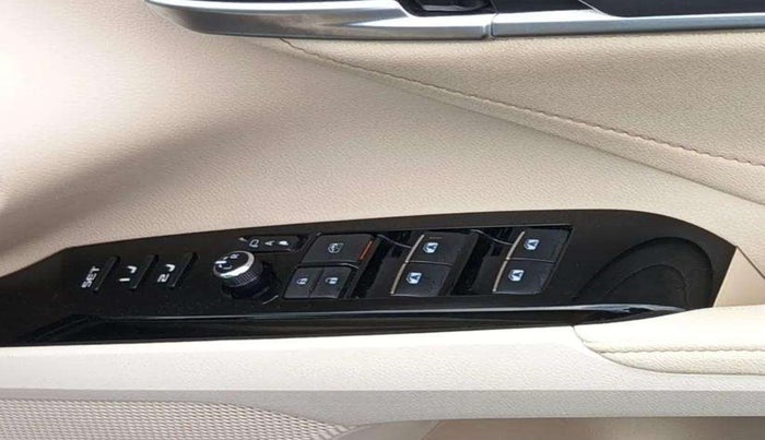 2020 Toyota Camry HYBRID, Hybrid, Automatic, 67,525 km, Driver Side Door Panels Control