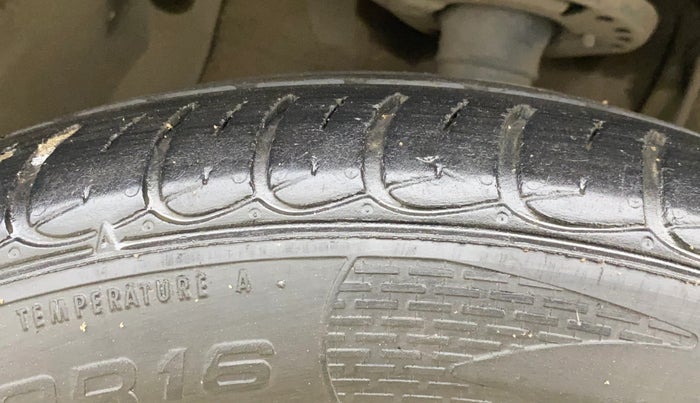 2016 Maruti S Cross ZETA 1.3, Diesel, Manual, 1,11,047 km, Right Front Tyre Tread