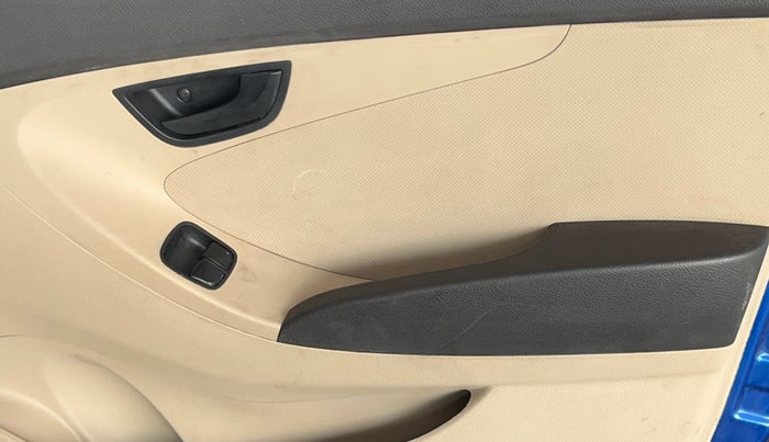 2017 Hyundai Eon MAGNA +, Petrol, Manual, 1,28,841 km, Driver Side Door Panels Control