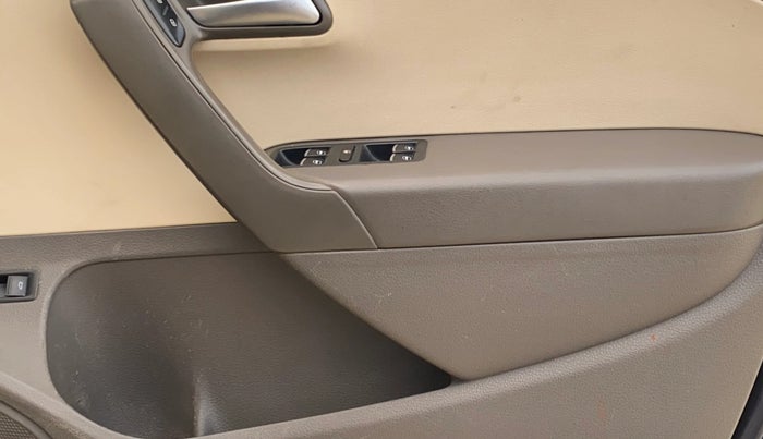 2015 Volkswagen Vento COMFORTLINE DIESEL 1.5, Diesel, Manual, 1,21,148 km, Driver Side Door Panels Control