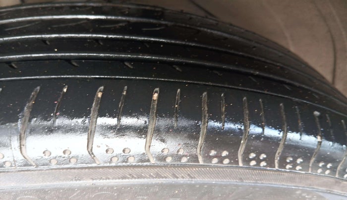 2020 Hyundai Tucson GLS 2WD AT PETROL, Petrol, Automatic, 27,848 km, Right Front Tyre Tread