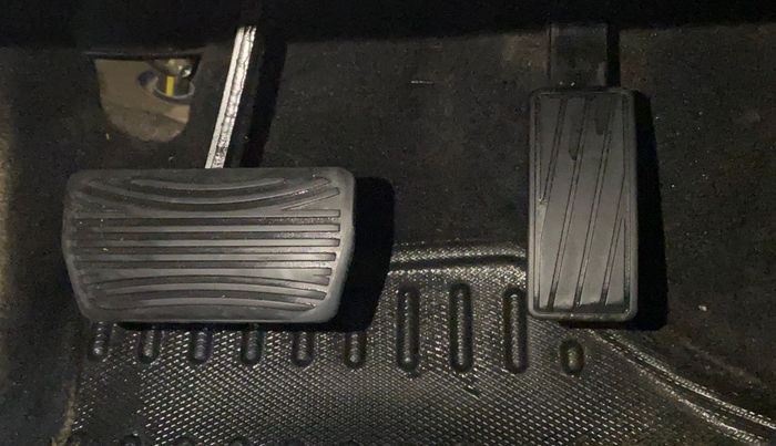 2022 Mahindra XUV300 W6 1.5 DIESEL AMT, Diesel, Automatic, 17,740 km, Pedals