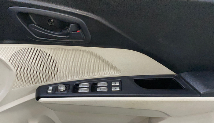 2022 Mahindra XUV300 W6 1.5 DIESEL AMT, Diesel, Automatic, 17,740 km, Driver Side Door Panels Control