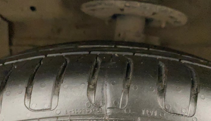 2018 Maruti Ciaz ZETA 1.4  AT PETROL, Petrol, Automatic, 65,357 km, Left Front Tyre Tread