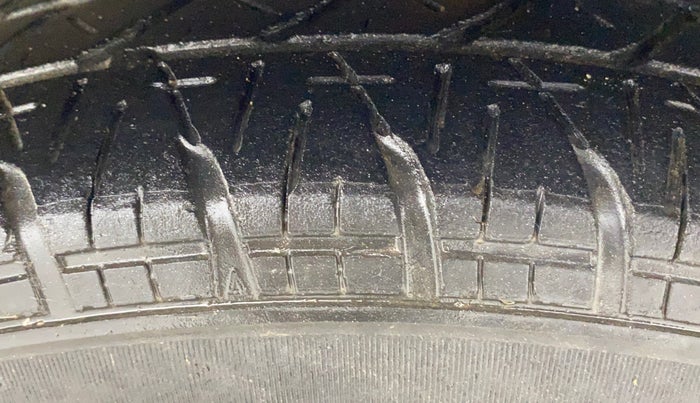 2013 Maruti Ritz VXI, Petrol, Manual, 24,926 km, Left Rear Tyre Tread