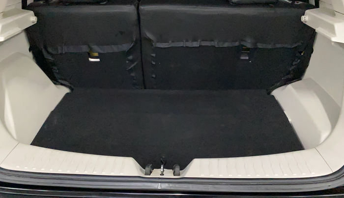 2022 Mahindra XUV300 W8 1.2 PETROL, Petrol, Manual, 41,305 km, Boot Inside