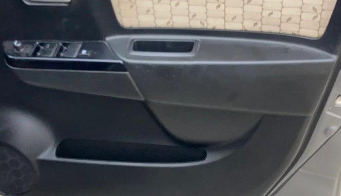 2017 Maruti Wagon R 1.0 VXI+ AMT, Petrol, Automatic, 37,059 km, Driver Side Door Panels Control