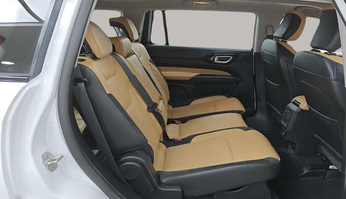 2025 Jeep MERIDIAN Overland 4x4 AT, Diesel, Automatic, 15,532 km, Right Side Rear Door Cabin