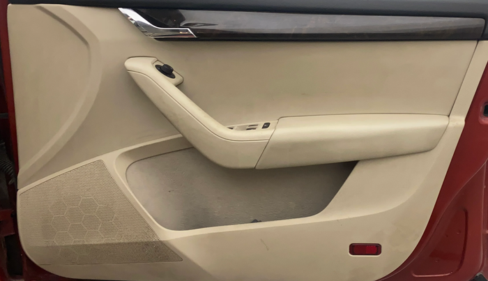 2017 Skoda Octavia STYLE PLUS AT 1.8 TSI, Petrol, Automatic, 1,14,712 km, Driver Side Door Panels Control