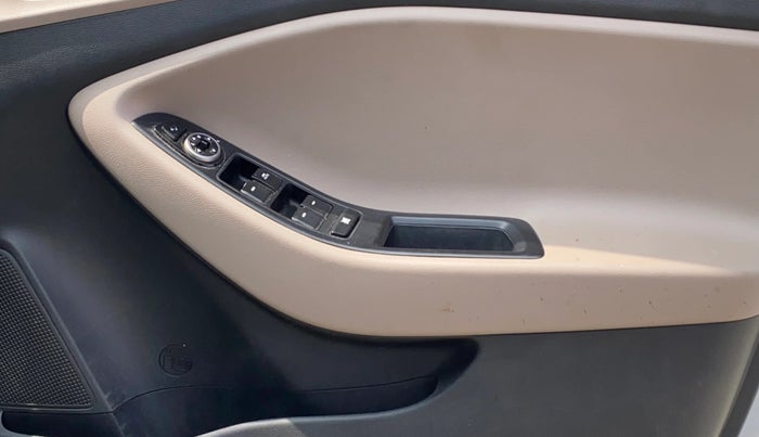 2017 Hyundai Elite i20 ASTA 1.2 (O), CNG, Manual, 1,45,979 km, Driver Side Door Panels Control