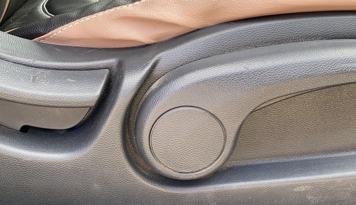 2017 Hyundai Elite i20 ASTA 1.2 (O), CNG, Manual, 1,45,979 km, Driver Side Adjustment Panel