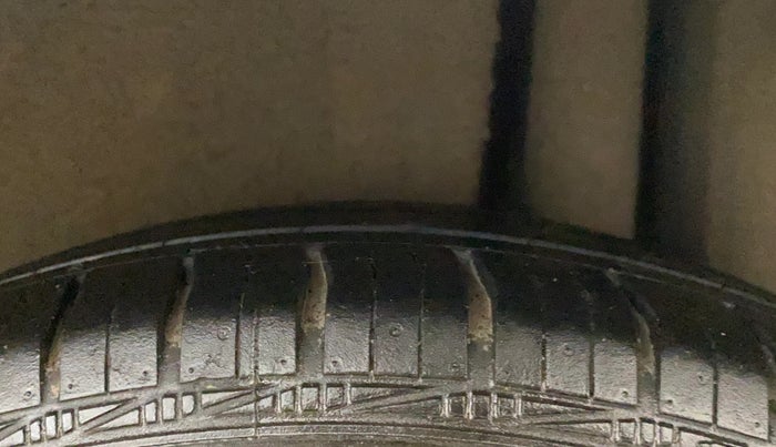 2016 Maruti Ciaz VXI, CNG, Manual, 88,281 km, Left Rear Tyre Tread